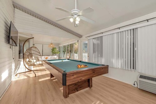 Pool House/ 9beds/4Ba/ Kings/ Billiard/ Air Hockey