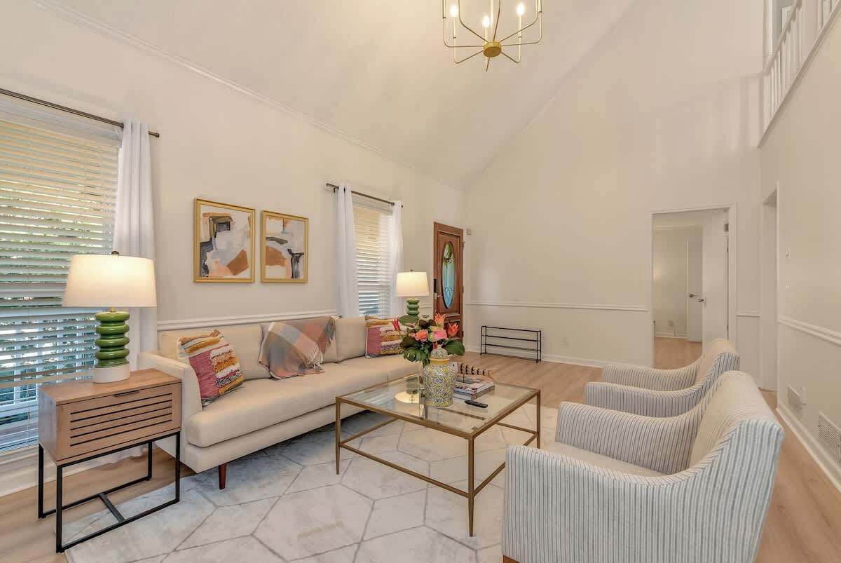 Tv, pejs, bøger, kontorer