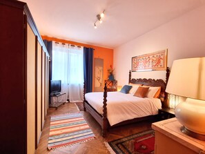 2 quartos, escrivaninha, ferros/tábuas de passar roupa