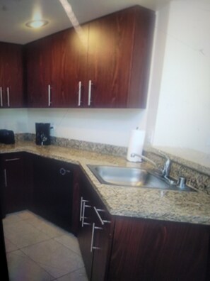 Fridge, microwave, oven, stovetop - Luxury hotel w/ 5 star amenities located on Las Vegas Blvd mins. away from strip (Las Vegas)