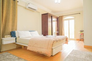3 bedrooms, desk, iron/ironing board, travel crib