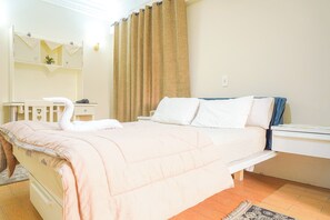 3 bedrooms, desk, iron/ironing board, travel cot