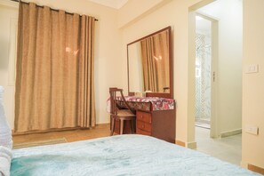 3 Schlafzimmer, Schreibtisch, Bügeleisen/Bügelbrett, Reisekinderbett