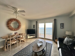 Téléviseur connecté, lecteur de DVD, livres, sélection de films