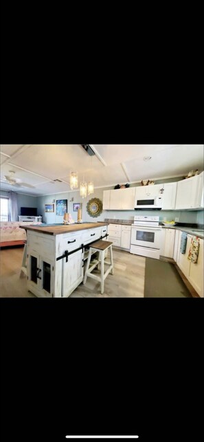 Fridge, microwave, oven, stovetop - Beachfront Cottage (Cameron)