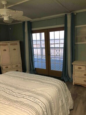 3 bedrooms, free WiFi, bed sheets - Beachfront Cottage (Cameron)