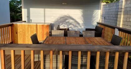 Duplex Townhouse, King Bed, Family-centric, Fast Wi-fi, near Beach, Free Parking