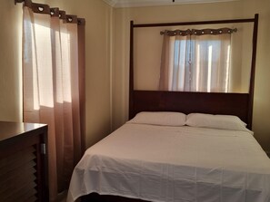 3 chambres, bureau, fer et planche à repasser, lit parapluie