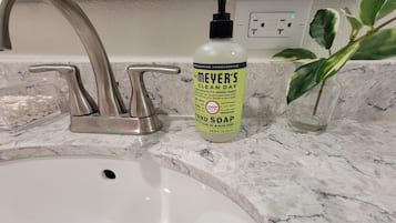 Douche, sĂšche-cheveux, serviettes fournies, savon