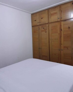 3 bedrooms, bed sheets