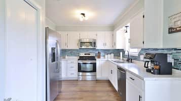 Premium House | Private kitchen | Full-sized fridge, microwave, oven, dishwasher