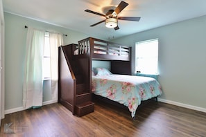 4 habitaciones, cortinas blackout y tabla de planchar con plancha 