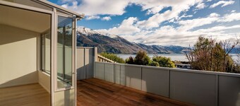 Privacy with spectacular lake view. All new duplex apartment 5min walk to beach.