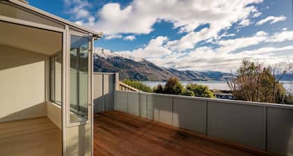 Privacy with spectacular lake view. All new duplex apartment 5min walk to beach.