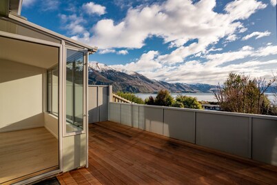 Privacy with spectacular lake view. All new duplex apartment 5min walk to beach.