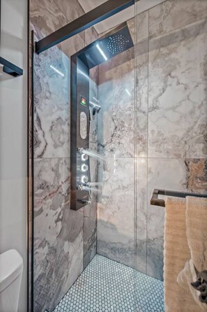 Dusche, Haartrockner, Handtücher, Seife