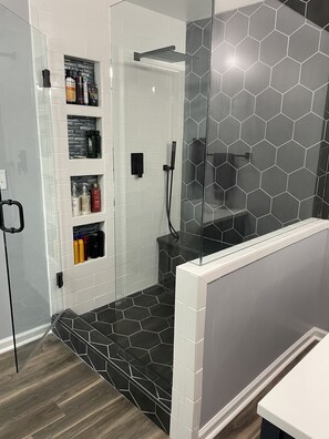 Dusj, hårføner, håndklær og såpe