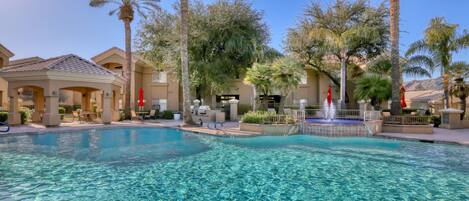 Una piscina al aire libre, una piscina climatizada