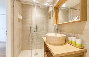 Shower, hair dryer - 3 bedroom gorgeous apartment in Vallauris (Vallauris)