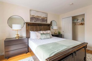 2 habitaciones, escritorio, tabla de planchar con plancha y wifi gratis 