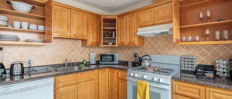 KĂŒhlschrank, Mikrowelle, Ofen, Herdplatte