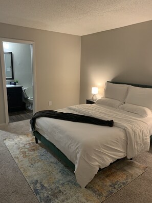 2 bedrooms, memory foam beds, iron/ironing board, free WiFi - Inviting 2BR/2BA with Queen Beds and All the Comforts of Home (Memphis)