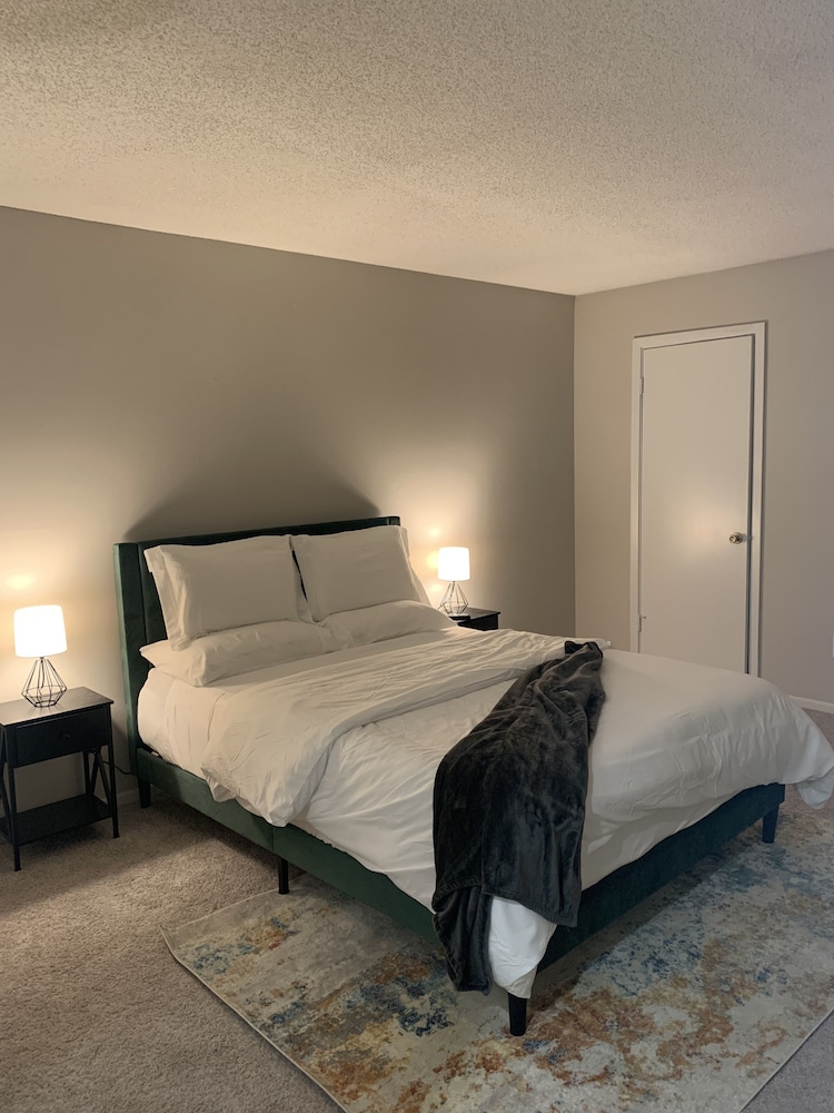 Inviting 2BR/2BA with Queen Beds and All the Comforts of Home Cordova