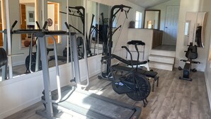 A home gym with a treadmill, elliptical, and weight bench. - 35 min to Louisville, 45 to Churchill Downs. Indoor Basketball court. (Fredericksburg)