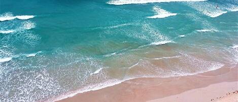 Playa en los alrededores y toallas de playa