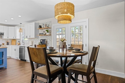 Quiet and Cozy with Outdoor Space