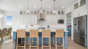 Full-sized fridge, microwave, oven, stovetop