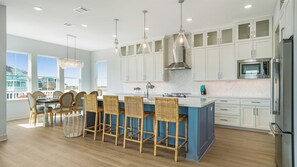 Stort kylskåp, mikrovågsugn, ugn och spishäll