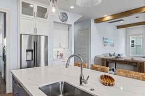 Interior - Jacuzzi | Putting green | Golden Hour Retreat (Galveston)