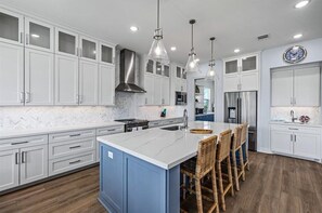 Coffee/tea maker, full-size fridge, microwave, oven - Jacuzzi | Putting green | Golden Hour Retreat (Galveston)