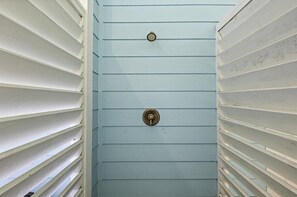 Property grounds - Jacuzzi | Putting green | Golden Hour Retreat (Galveston)