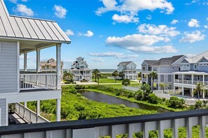 Property grounds - Jacuzzi | Putting green | Golden Hour Retreat (Galveston)