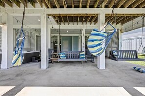 Terrace/patio - Jacuzzi | Putting green | Golden Hour Retreat (Galveston)