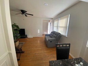 Smart TV - Entire House 900 S.F. 2 bed/ 1 bath 15 mins from DownTown Los Angeles (Baldwin Park)