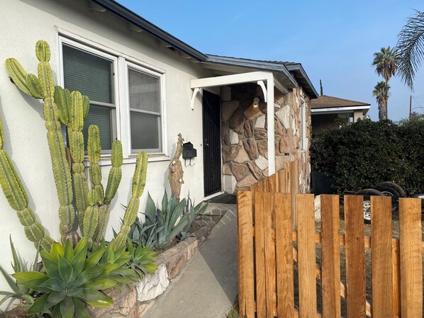 Exterior detail - Entire House 900 S.F. 2 bed/ 1 bath 15 mins from DownTown Los Angeles (Baldwin Park)