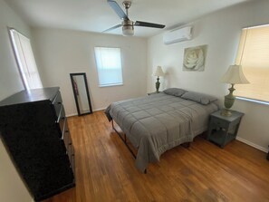 2 bedrooms, desk, iron/ironing board, free WiFi - Entire House 900 S.F. 2 bed/ 1 bath 15 mins from DownTown Los Angeles (Baldwin Park)