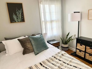 3 bedrooms, desk, iron/ironing board, travel crib