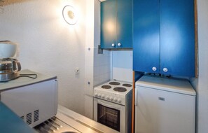 Réfrigérateur, micro-ondes, plaque de cuisson, lave-vaisselle