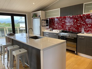 Fridge, microwave, oven, stovetop - Mangawhai Heads Paradise - close to estuary and MAZ (Mangawhai)