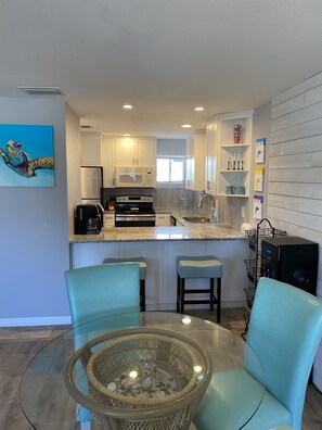 Dining - Easy walk to beach, park, shopping and restaurants (Punta Gorda)