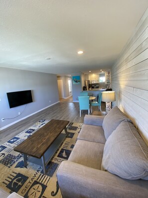Living area - Easy walk to beach, park, shopping and restaurants (Punta Gorda)