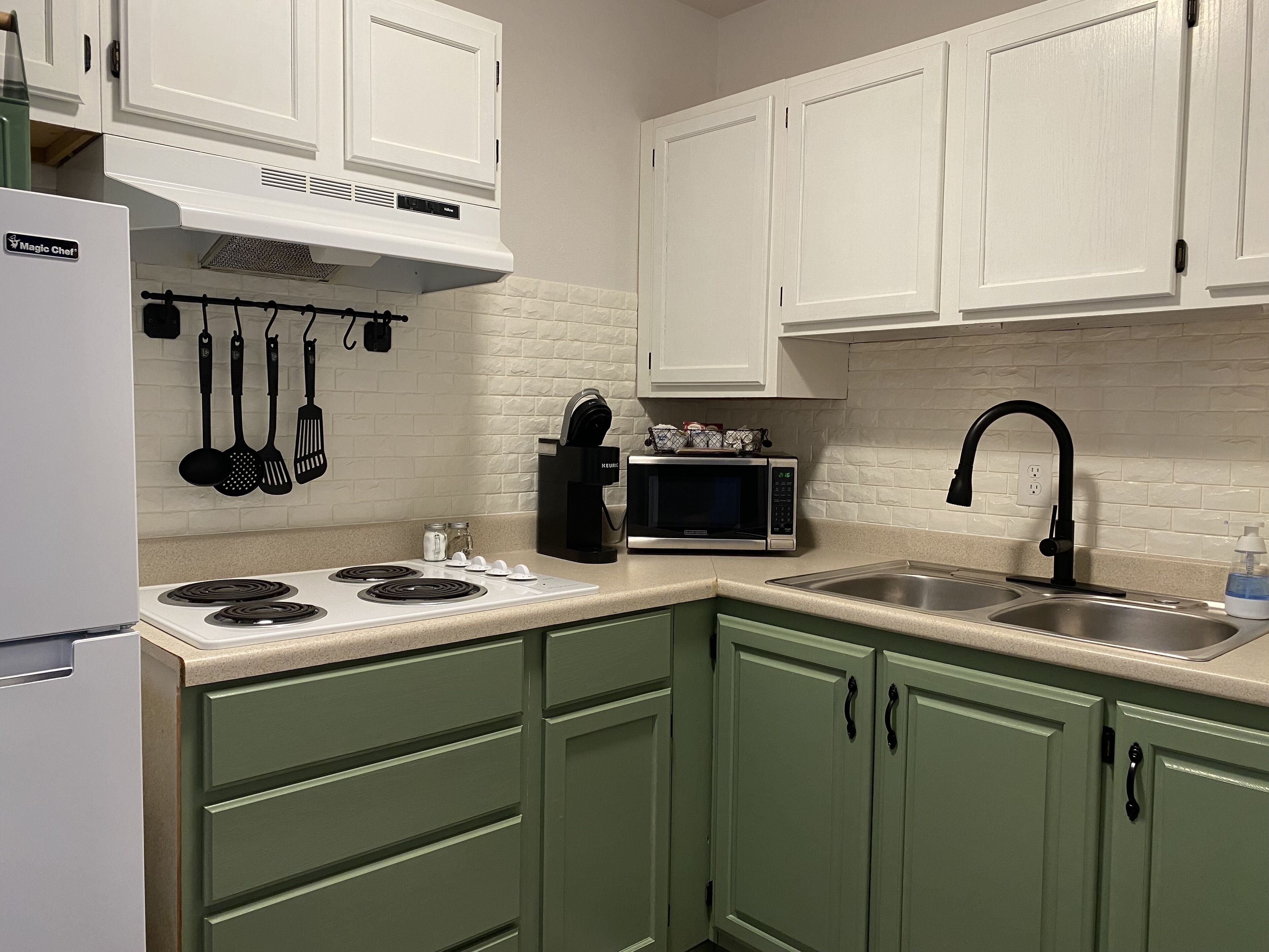 Réfrigérateur, micro-ondes, plaque de cuisson, cafetière/bouilloire