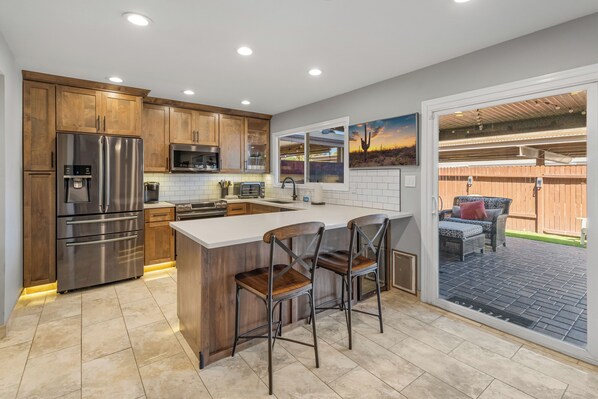 Frigorífic, microones, forn i placa de cuina 