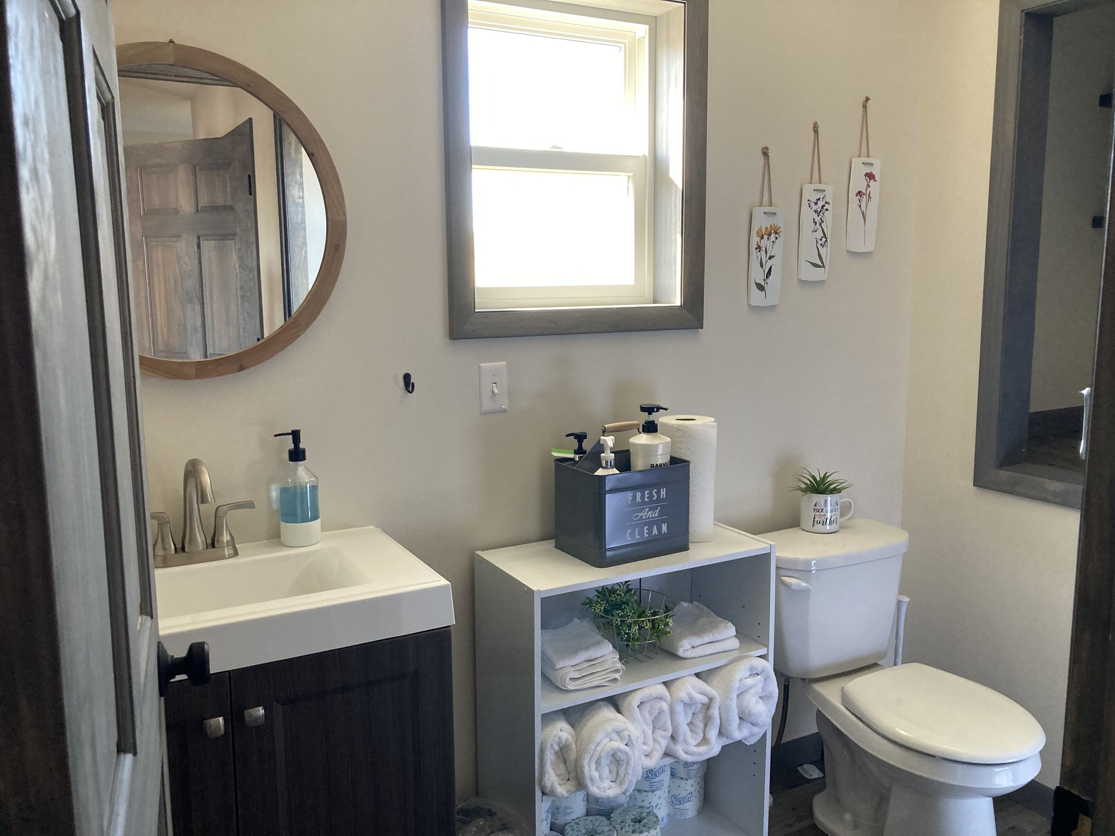 Een douche, een haardroger, handdoeken, zeep