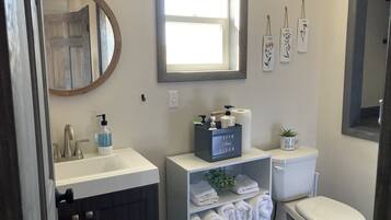 Een douche, een haardroger, handdoeken, zeep