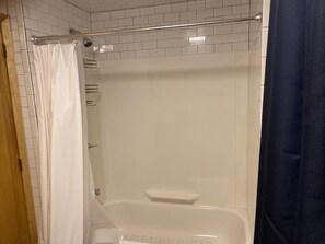 吹风机、毛巾、肥皂、洗发水